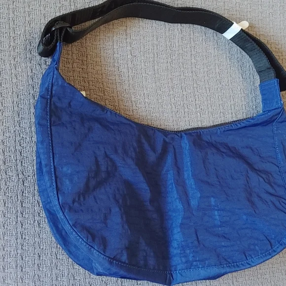 BAGGU Medium Crescent Bag in Marine Blue - Picture 3 of 11